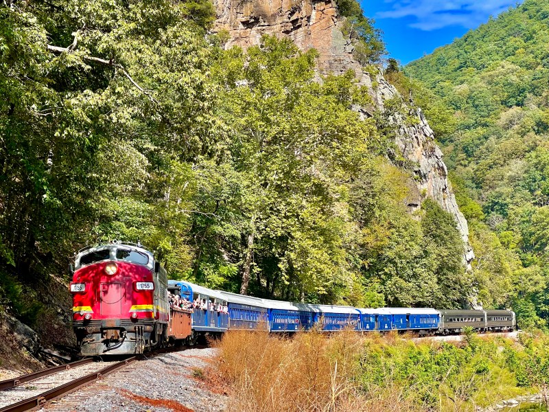 HomePage_TheAdventureYouveBeenWaitingFor_Card Model FP9-A number 1755 pulling the train through the Trough Canyon
