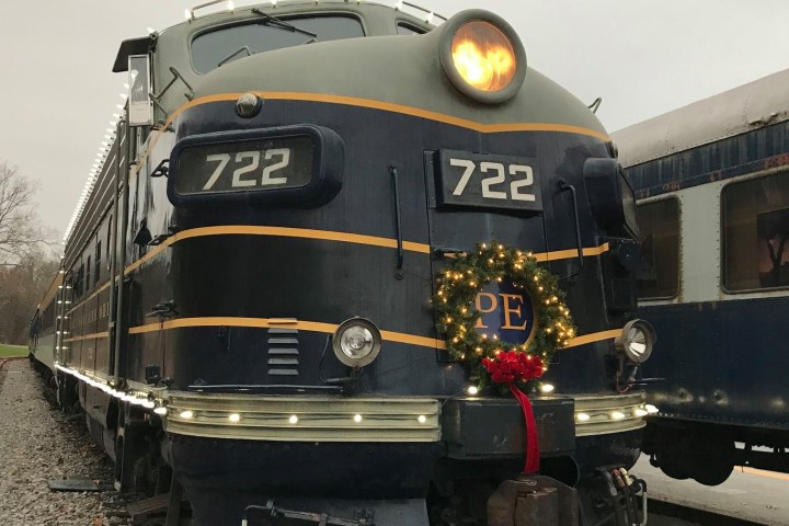 Baltimore & Ohio F7A Number 722 decorated for Christmas