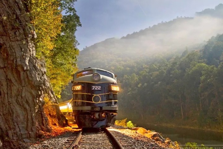 Baltimore & Ohio F7A Number 722 during the sunset trough excursion