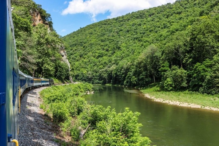 Potomac Eagle train aproaching eagle rock