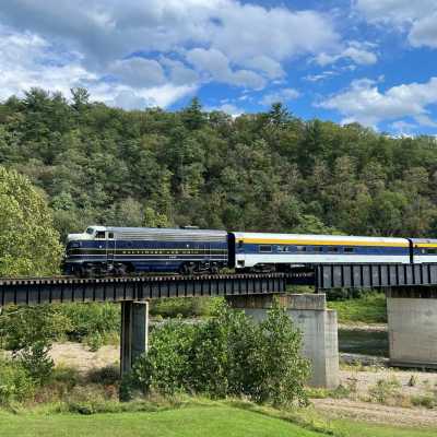 Baltimore & Ohio F7A Number 722 pulling the train across the sycamore bridge