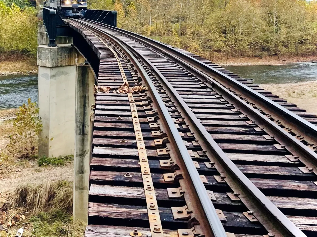 trainbridgetracks Baltimore & Ohio F7A Number 722 pulling the train across sycamore bridge